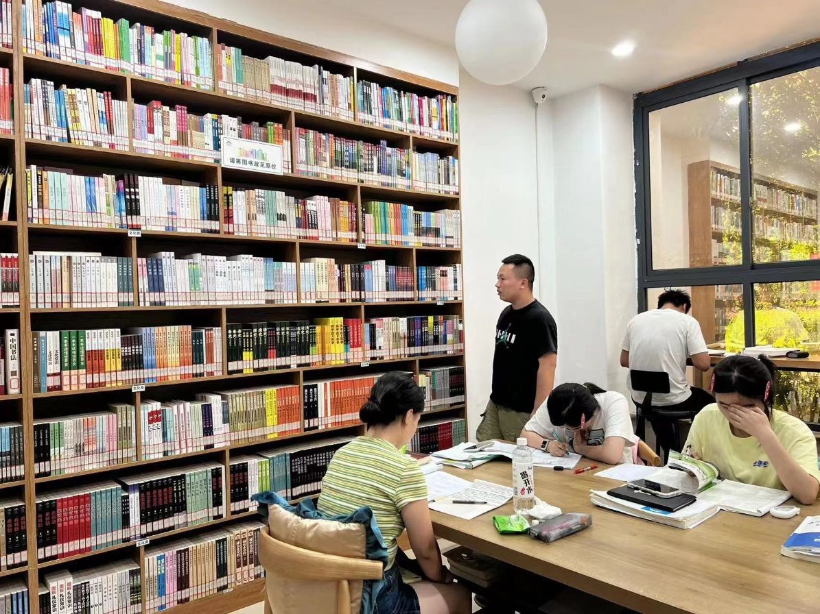 金沙县鼓场街道红岩社区农家书屋获得“贵州省最美书屋”称号-1