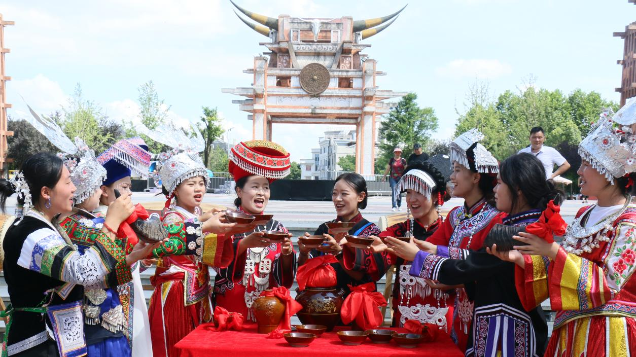 文旅新玩法！即日起至8月中下旬，天河潭景区每天持续上演「烟花剧秀」-4