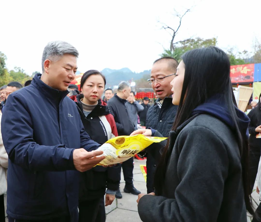 贵阳花溪区“金蛇狂舞”电商年货节火热开街-2